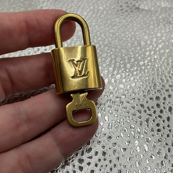 336 LV Louis Vuitton lock and key set - Picture 4 of 4